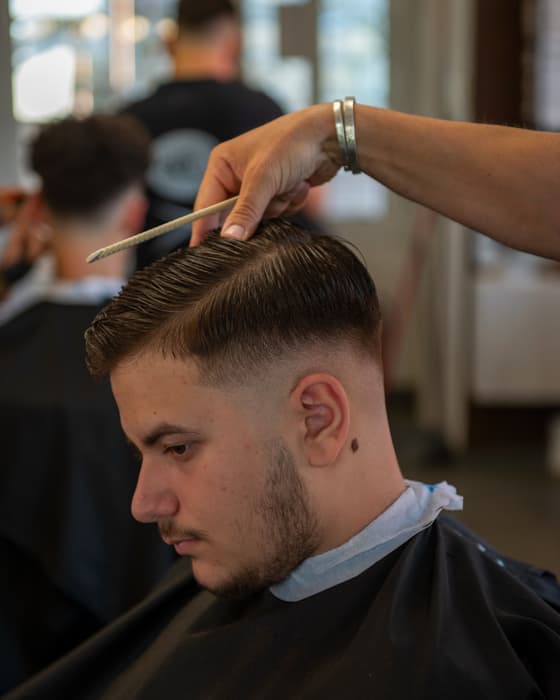 Κούρεμα με χωρίστρα στο πλάι και fade, προφίλ