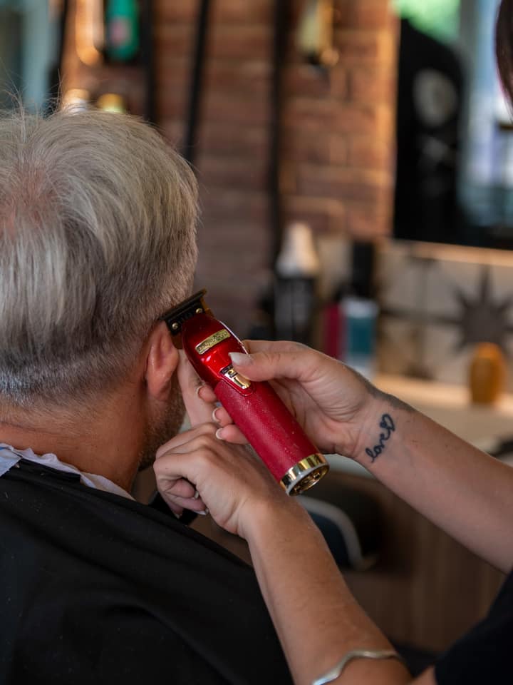 Κούρεμα με μηχανή στο Haircut Fresh, με τον τοίχο από τούβλο πίσω