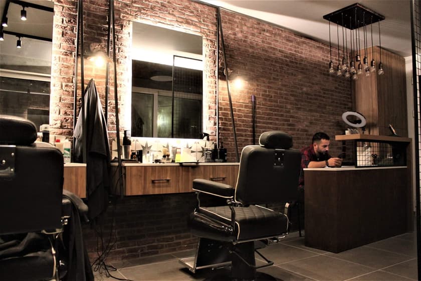 Το Haircut Fresh το 2018: τοίχος από τούβλο, μαύρες καρέκλες και τα κρεμαστά λαμπάκια
